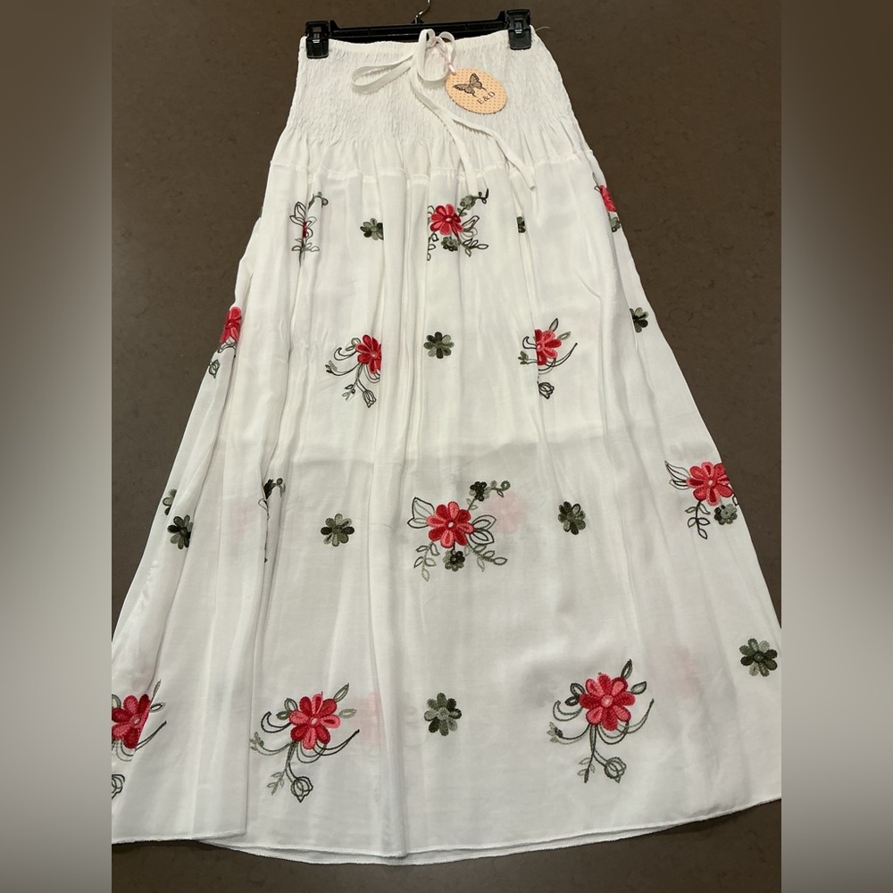 E & D White Embroidered Skirt Sz M